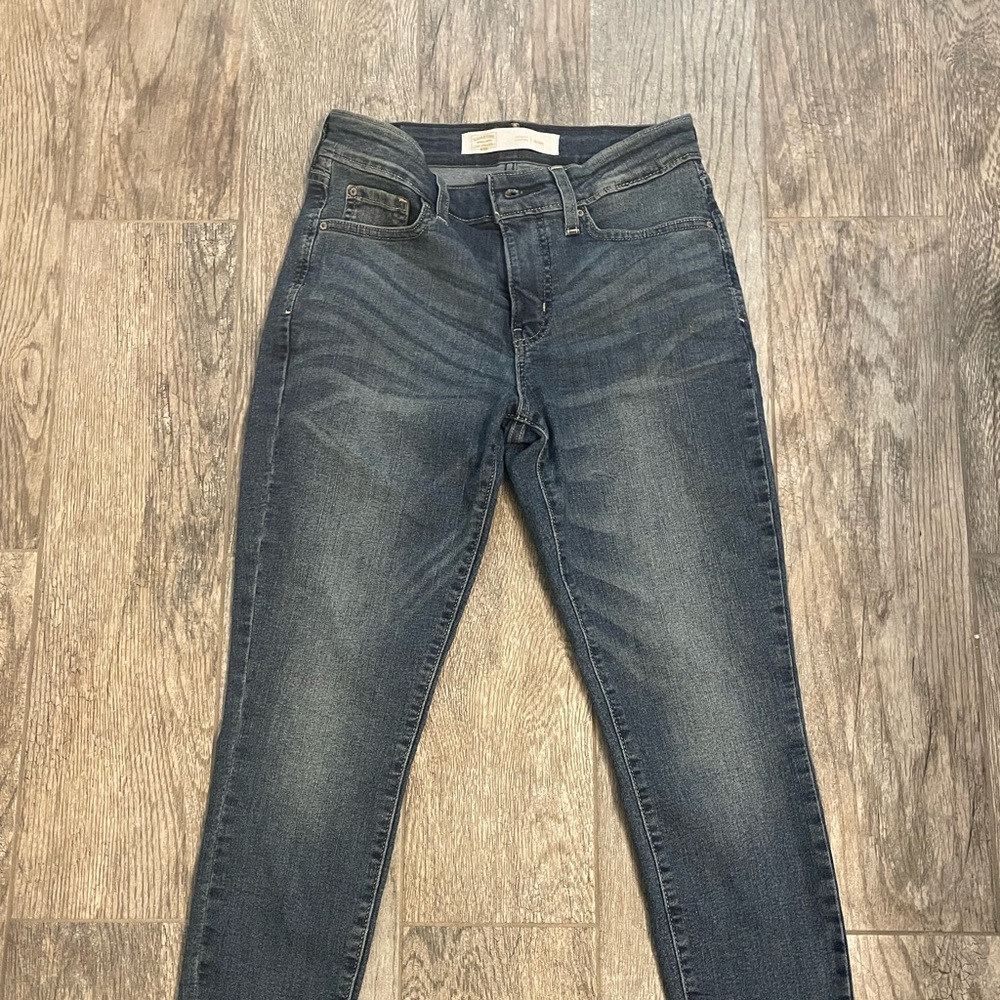 NWOT size 27 Levi Strauss skinny shaping jeans